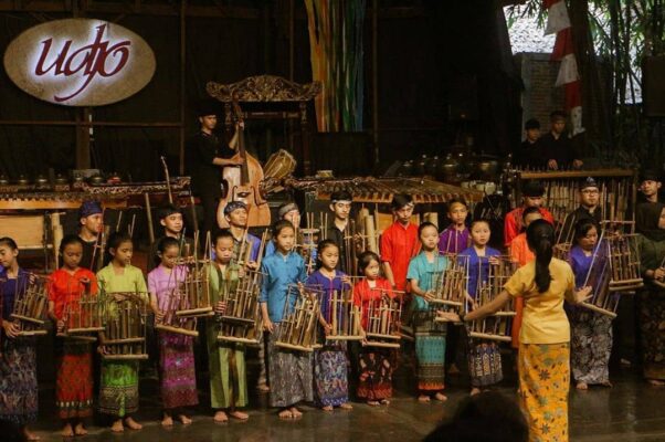 Gambar Sedang Memainkan Angklung